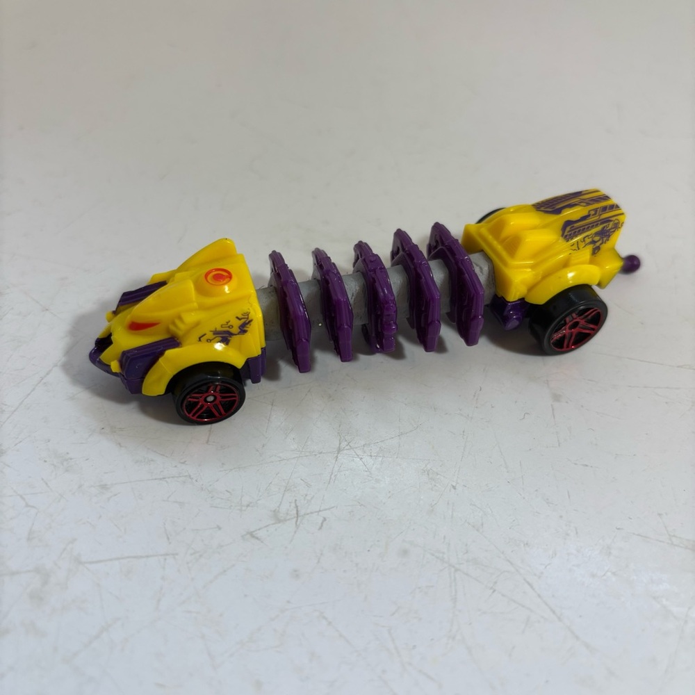 Hot Wheels 2013 mutant machines Scorpion yellow and purple coloured - Picture 2 of 10